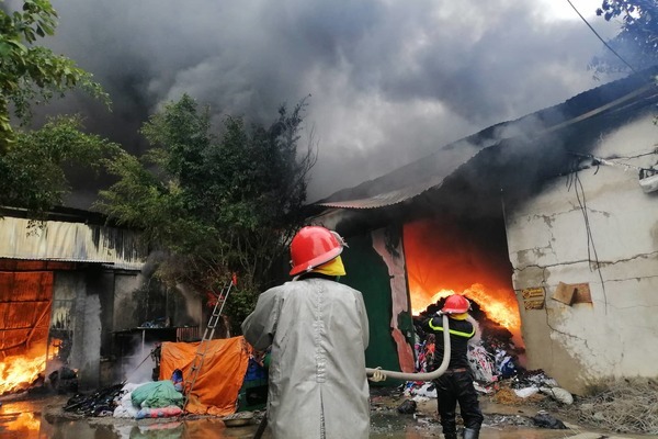 Nghe VietNamNet: Xưởng chăn ga, gối đệm ở Hà Nội bốc cháy ngùn ngụt