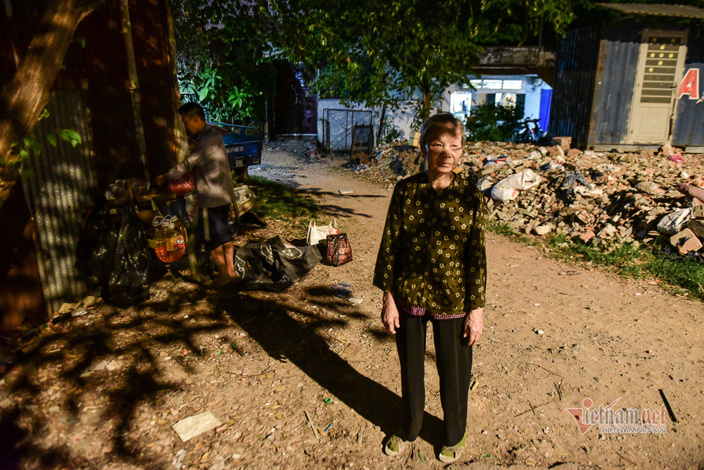 Chàng trai nghèo chở mẹ đi nhặt phế liệu khắp Sài Gòn