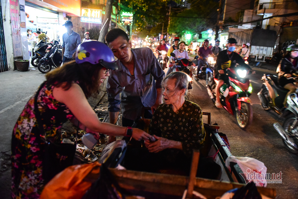 Chàng trai nghèo chở mẹ đi nhặt phế liệu khắp Sài Gòn