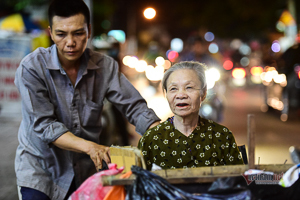 Chàng trai nghèo chở mẹ đi nhặt phế liệu khắp Sài Gòn