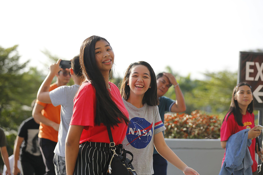Thiếu nữ Philippines khoe sắc, rộn ràng khai mạc SEA Games