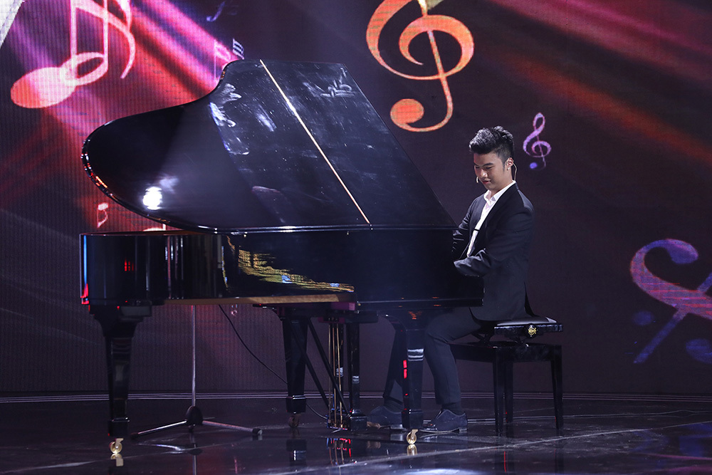 Lại Văn Sâm cảm động trước câu chuyện của chàng trai đặc biệt chơi piano