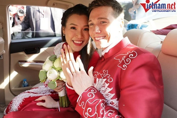 Chồng Tây diện áo dài Việt đưa dàn phù rể ngoại tới rước Hoàng Oanh