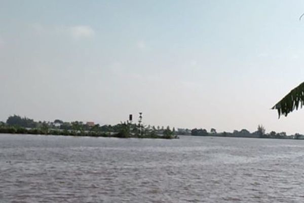 Tàu chở gạch chìm trên sông Văn Úc, nhiều người mất tích