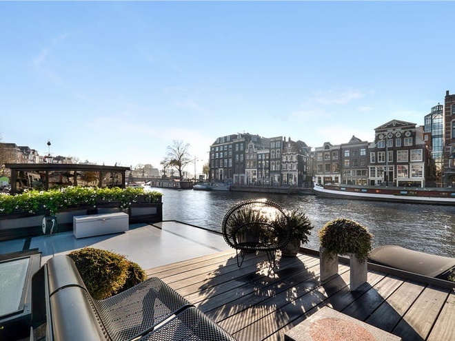 Bên trong 'cung điện nổi' xa xỉ trên sông ở Amsterdam