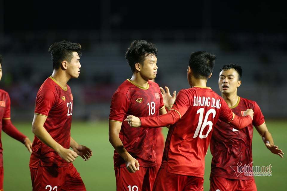 Video Thành Chung đánh đầu gỡ hòa 1-1 cho U22 Việt Nam