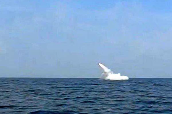 Iran khoe sản xuất hàng loạt tên lửa sát thủ phóng từ tàu ngầm