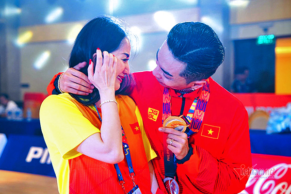 Khánh Thi khóc nức nở khi chồng kém 12 tuổi giành HCV tại SEA Games