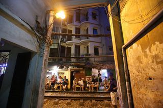 Hanoi railway street among top 8 over-touristed sites