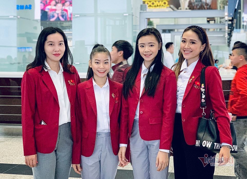 Vẻ đẹp hút hồn của cô trò tuyển thể dục nghệ thuật