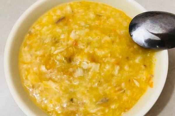 Mẹ nấu cháo cá biển bí đỏ dưỡng chất cho con
