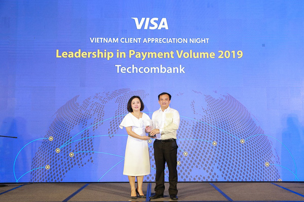 Techcombank dẫn đầu thị trường về doanh số thanh toán qua thẻ Visa tại Việt Nam