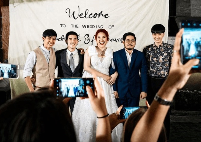 Dân mạng tranh cãi khi cô dâu mời dàn bạn trai cũ đi đám cưới