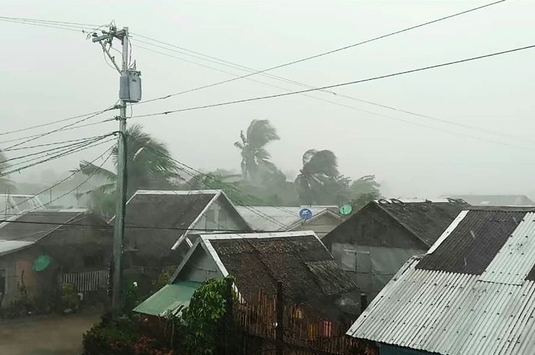 Siêu bão vào Philippines, trận U22 Việt Nam-Singapore có thể bị ảnh hưởng