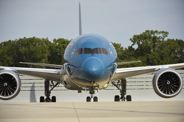 Noi Bai Airport investigates aircraft tyre scratches