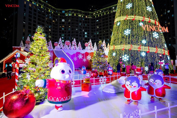 Vincom thắp sáng cây thông Noel khổng lồ, khởi động mùa lễ hội