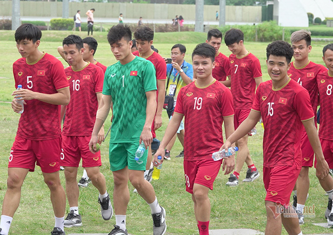 Nghe VietNamNet: Đội hình U22 Việt Nam vs U22 Singapore: Bùi Tiến Dũng bắt chính