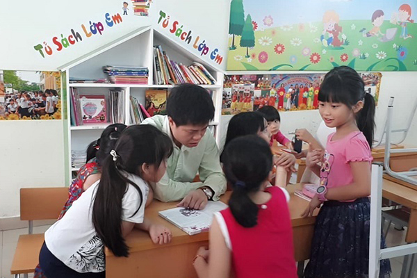 Nam kỹ sư thường xuyên đi nhặt rác, tặng sách cho trẻ em