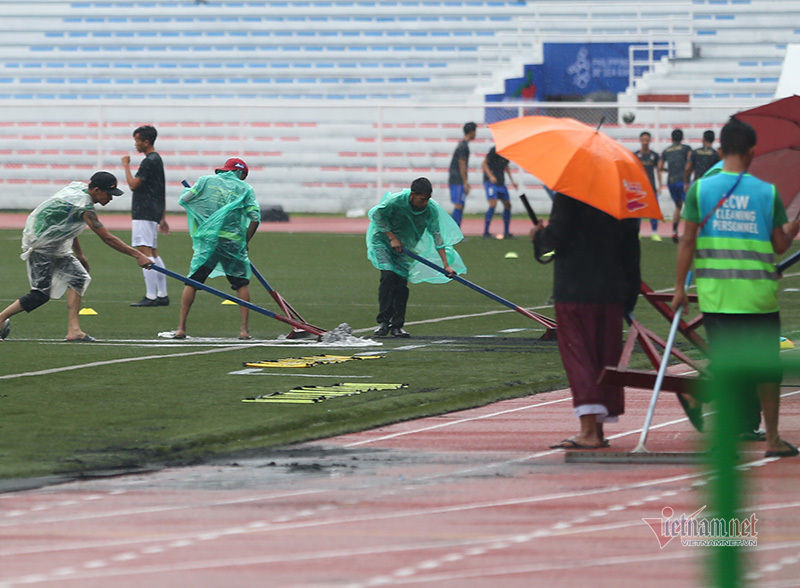 Sân Rizal Memorial hối hả cào nước, hạn chế phóng viên tác nghiệp