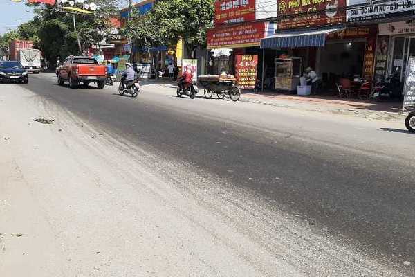 Vệt dầu rải dài trên đường, hàng chục người đi xe máy ngã nhào ở Hải Phòng