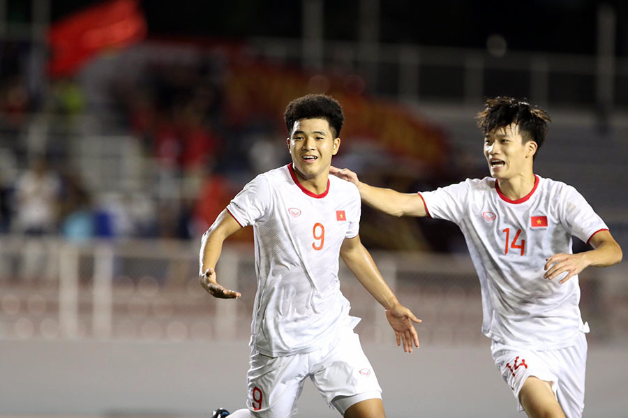 Hà Đức Chinh hóa người hùng, U22 Việt Nam hạ U22 Singapore