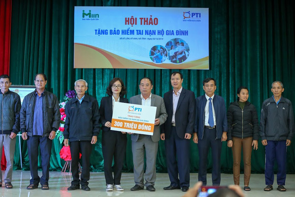 Tặng 1500 gói bảo hiểm tai nạn PTI cho người dân Hà Tĩnh