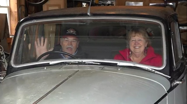 Cặp vợ chồng già rơi nước mắt khi mua lại được chiếc xe cũ từ 40 năm trước của mình
