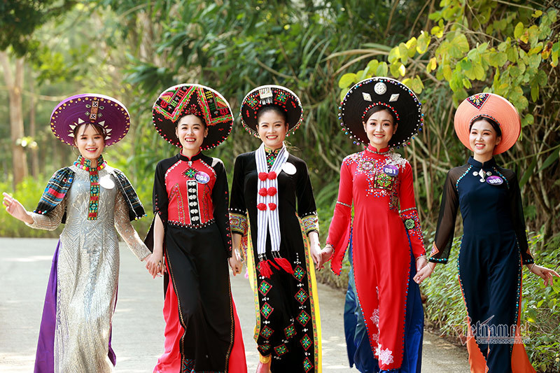 Người đẹp xứ Mường 2019 thướt tha trong tà áo dài thổ cẩm