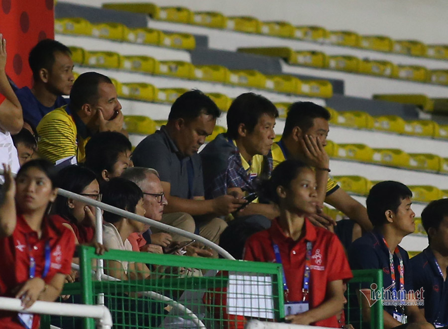 HLV Thái Lan, Akira Nishino... bỏ về sau bàn thắng của Đức Chinh
