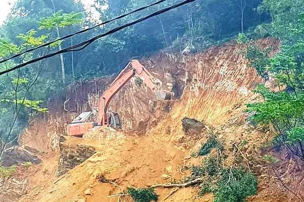 Máy xúc 'khoét' núi ở Thanh Hóa, Chủ tịch xã bảo chỉ san cái mộ