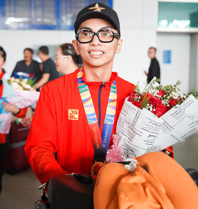 Khánh Thi - Phan Hiển về nước sau khi giành HCV SEA Games