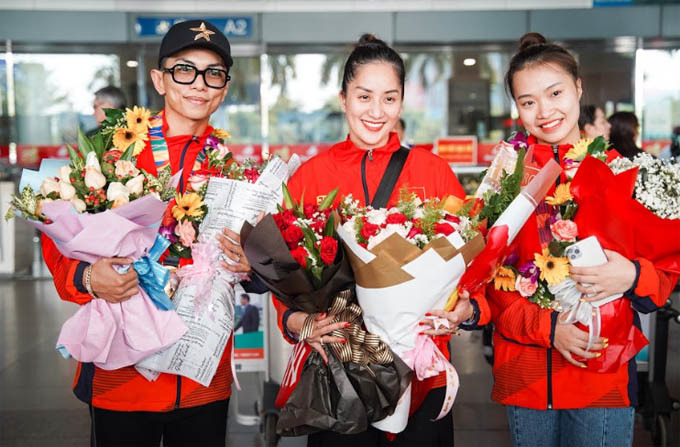 Khánh Thi - Phan Hiển về nước sau khi giành HCV SEA Games