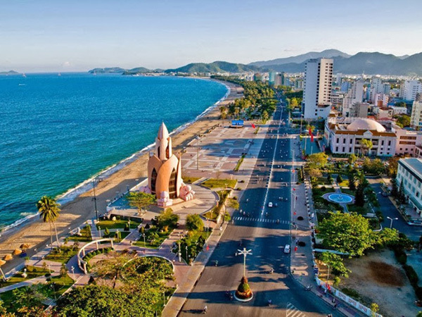 Nha Trang - Nha Trang là thành phố đa dạng, phong phú với nhiều điểm đến hấp dẫn cho du khách. Từ những bãi biển đẹp như tranh, những công trình kiến trúc lâu đời, trung tâm mua sắm, những vườn thú, đến những di tích lịch sử và văn hóa. Nha Trang đã và đang trở nên một điểm đến du lịch lý tưởng cho khách hàng trong và ngoài nước.