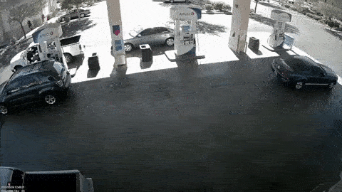 Say rượu trổ tài drift, ô tô cháy rụi suýt nổ cả trạm xăng