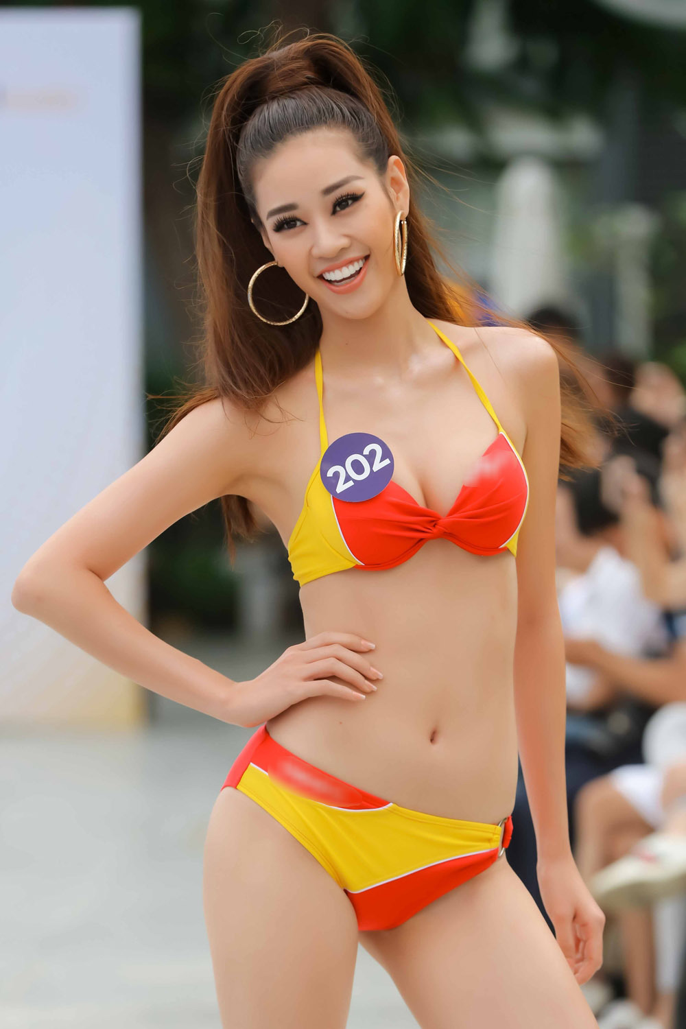 Thúy Vân tự tin diễn bikini sau sự cố 'lộ ngực'