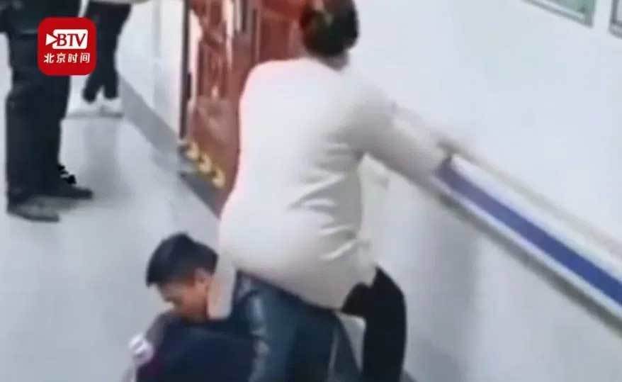 Chồng hào hiệp, biến mình thành ghế ngồi cho vợ