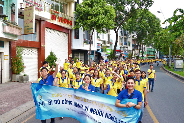 Hàng trăm nhân viên PNJ tham gia đi bộ vì người nghèo