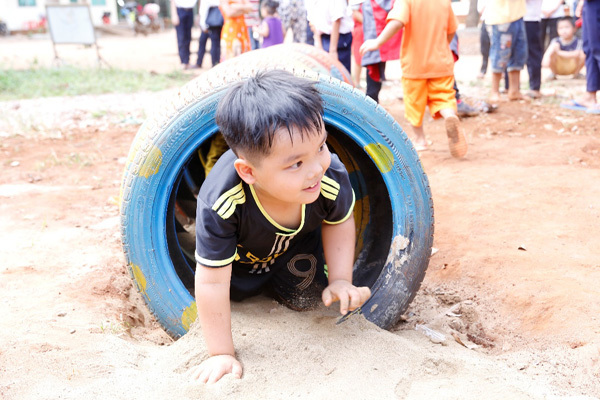 ‘Sân chơi lốp xe’ - xây ý thức xanh cho trẻ em Bình Phước