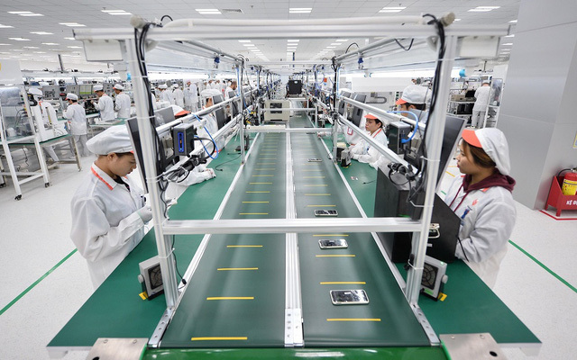 Who are the potential clients for Vsmart’s huge smartphone plant?