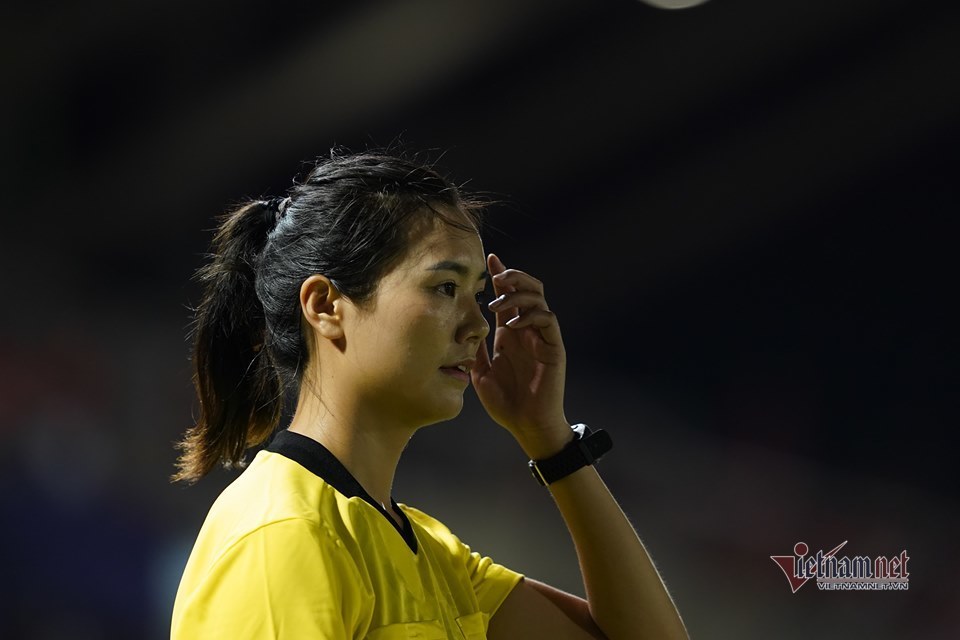 Nữ trọng tài Trung Quốc gây sốt ở SEA Games