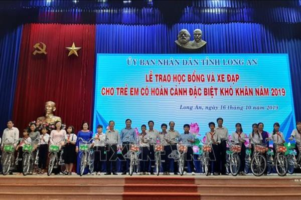 Long An trao học bổng và xe đạp cho 225 học sinh đặc biệt khó khăn