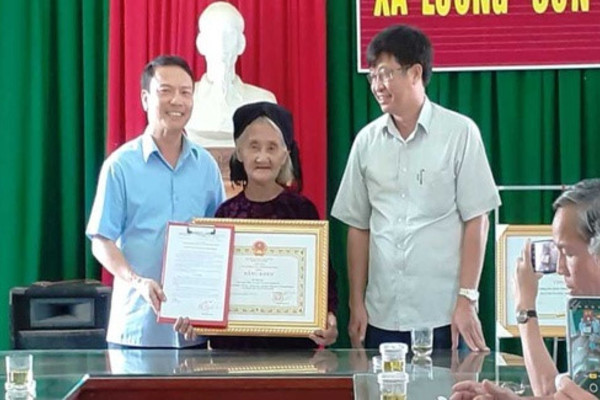 Trao tặng Bằng khen cụ Mơ - người đã chủ động xin thoát khỏi hộ nghèo