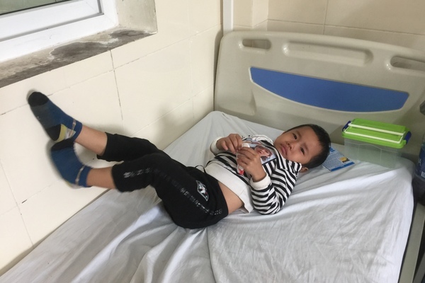 Bố bỏ đi, cháu bé 4 tuổi bị ung thư chỉ còn ông nội chăm sóc