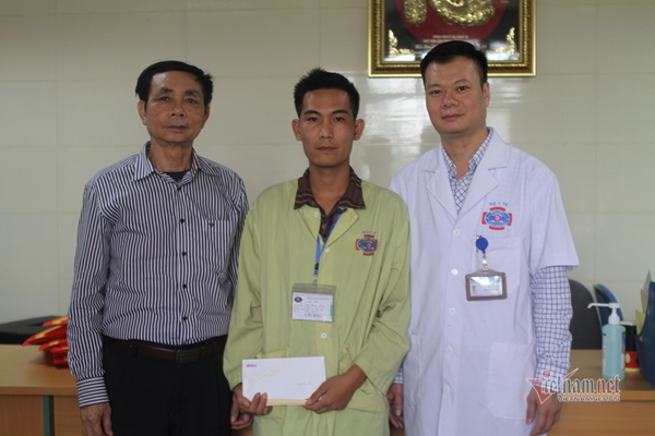 Bé Trần Mạnh Hùng bị u nguyên bào thần kinh được bạn đọc giúp đỡ hơn 28 triệu đồng