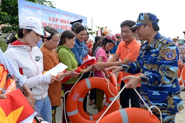 Bộ Tư lệnh Cảnh sát biển Việt Nam trao 200 phần quà cho ngư dân nghèo