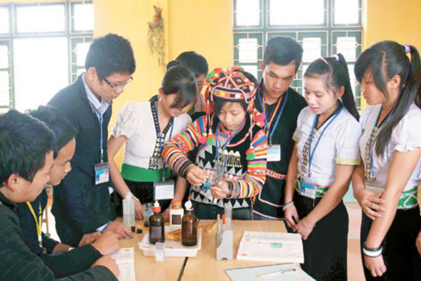 Dạy nghề cho học sinh dân tộc thiểu số có hoàn cảnh khó khăn