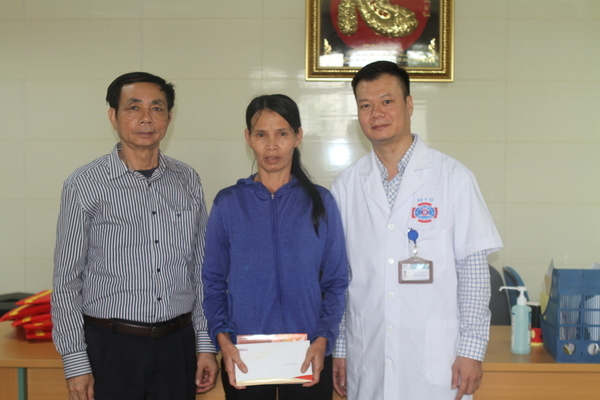 Bạn đọc VietNamNet giúp đỡ hơn 31 triệu đồng đến gia đình có 2 con trai bị ung thư