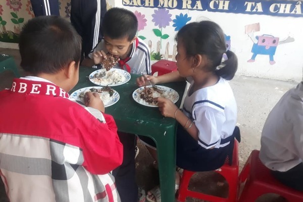 “Bữa sáng yêu thương” giúp trò nghèo Mương Mán đến trường