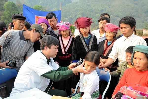 Quân dân y kết hợp chăm sóc sức khỏe cho dân bản huyện vùng cao Mường Nhé