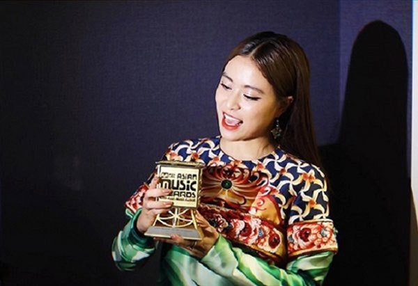 Vietnamese singer Hoang Thuy Linh wins Mnet Asian Music Awards